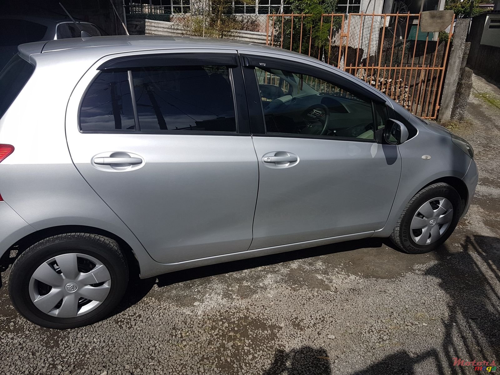 2006' Toyota Vitz photo #5