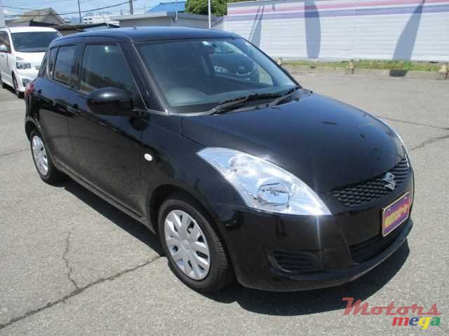 2013' Suzuki Swift ZC 72S photo #3