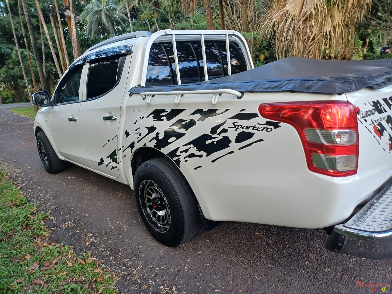 2017' Mitsubishi L 200 SPORTERO 2x4 photo #2