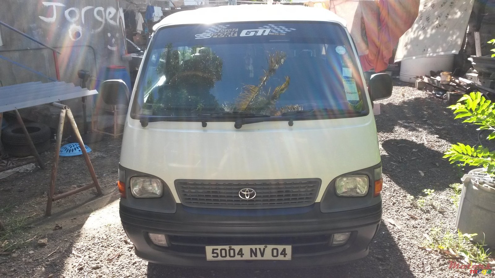 2004' Toyota HiAce photo #1