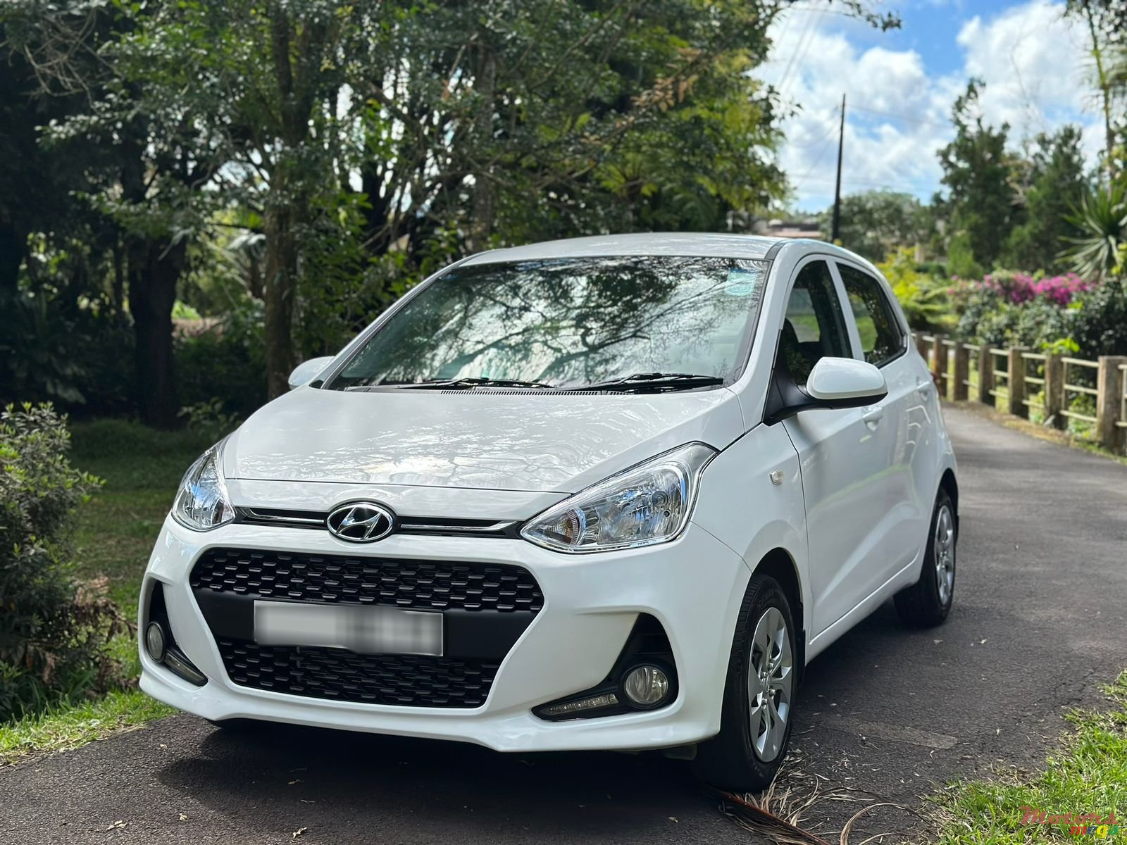 2017' Hyundai Grand i10 photo #2