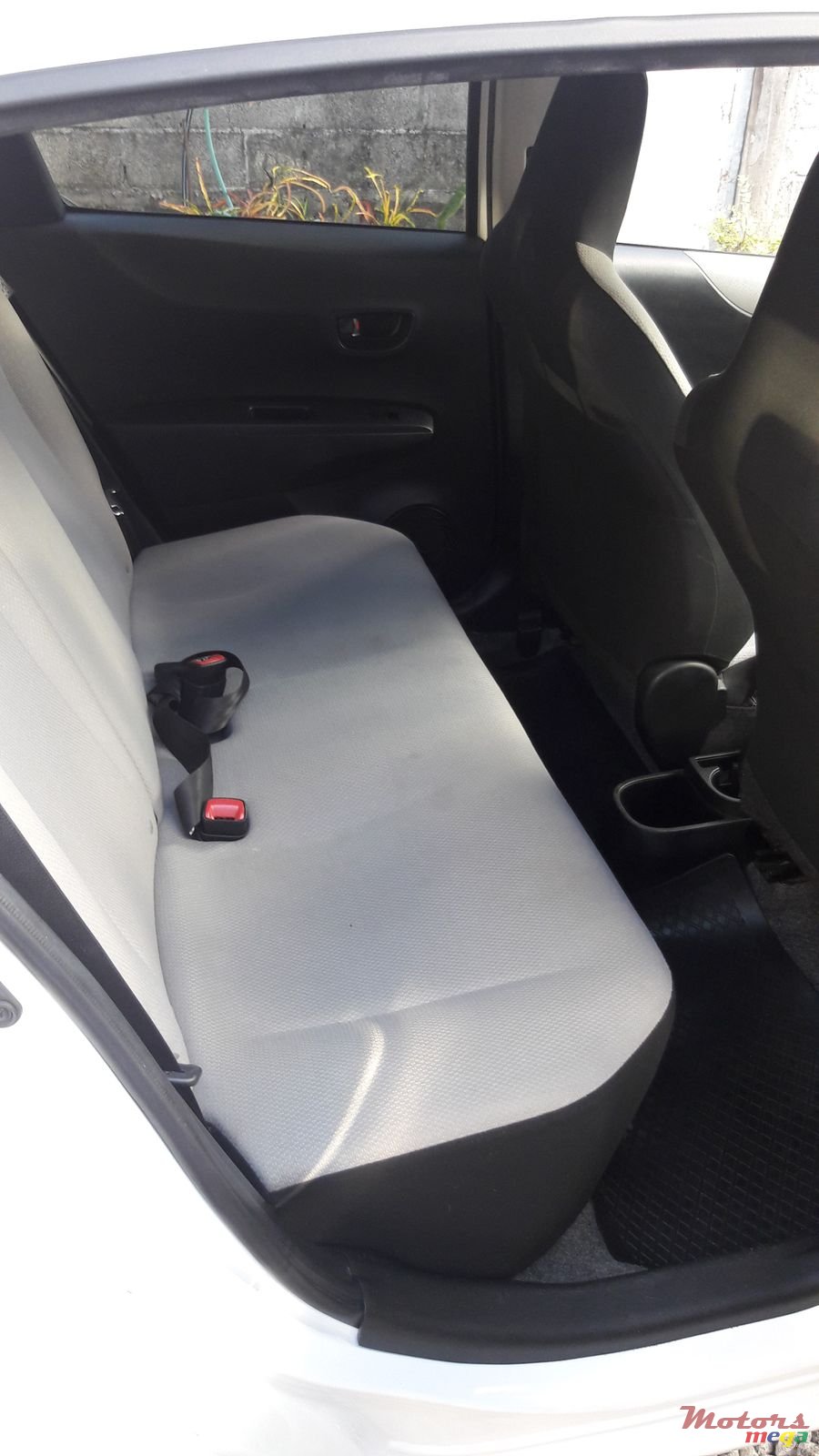 2012' Toyota Vitz photo #4