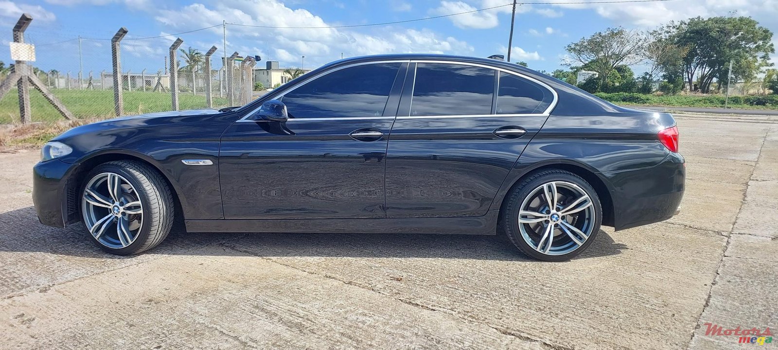 2011' BMW 5 Series 520D photo #4