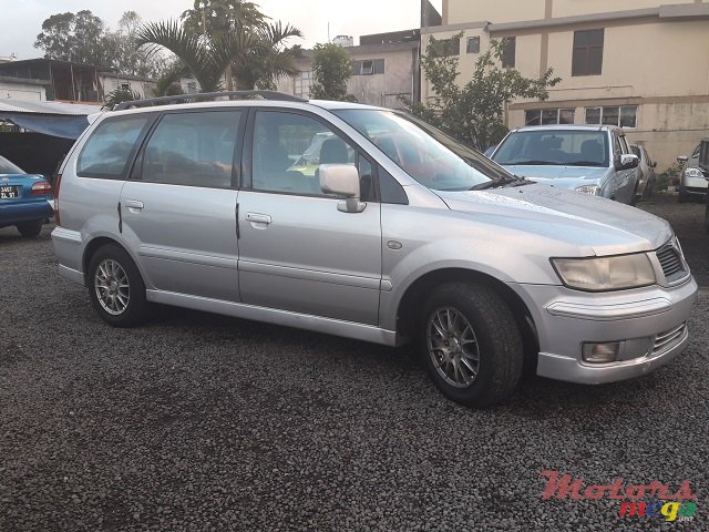 2002' Mitsubishi Chariot Wagon photo #1