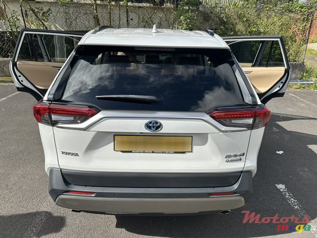 2024' Toyota RAV4 photo #4