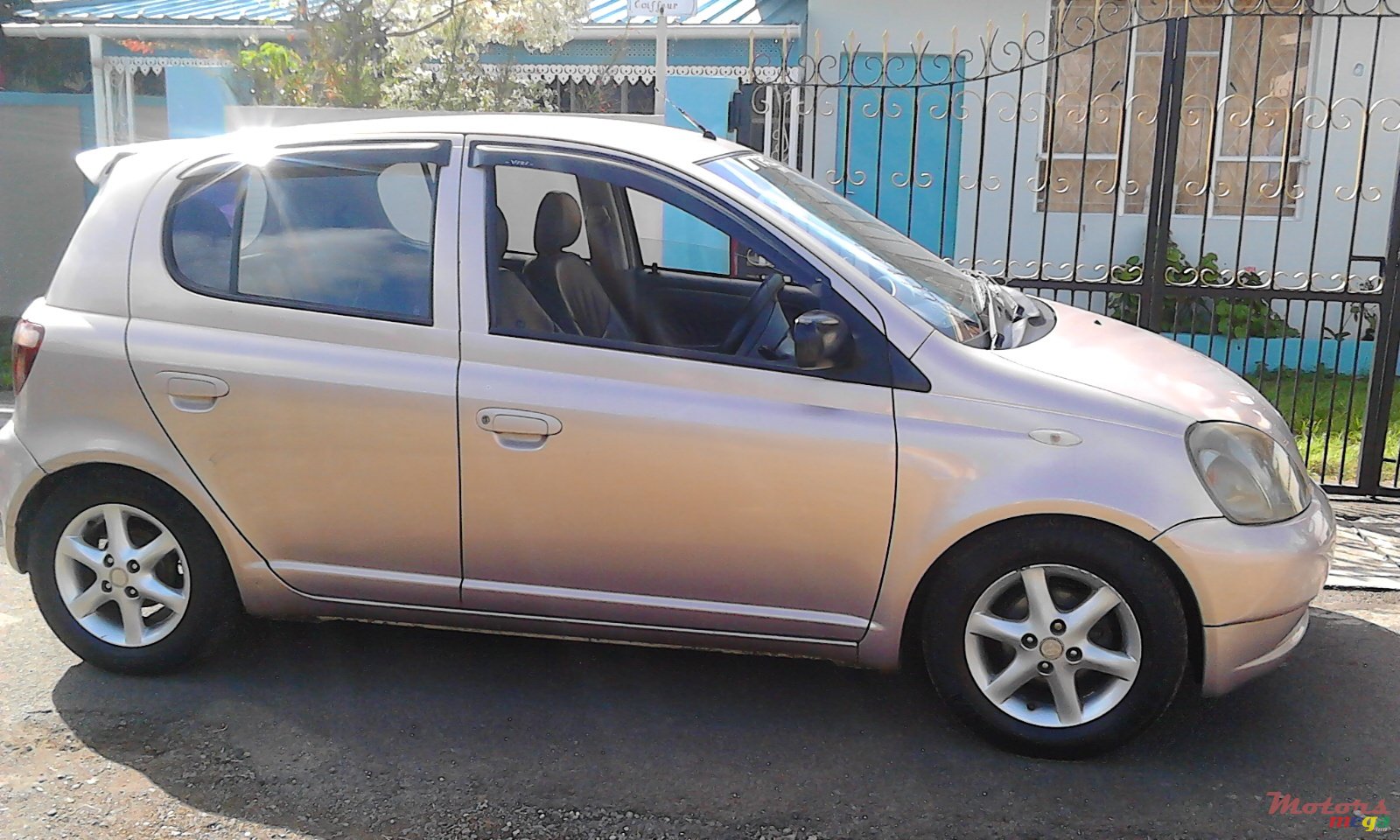 1999' Toyota Vitz photo #2