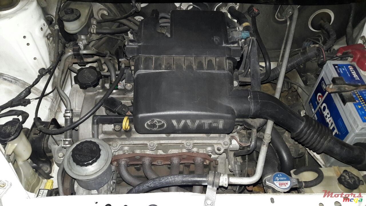 2001' Toyota Vitz photo #3