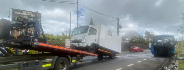 Collision entre un autobus et un van: un blessé à Nouvelle-France