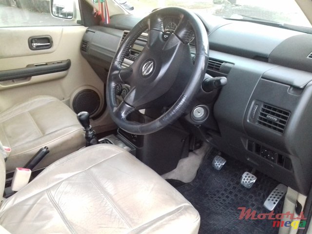 2006' Nissan X-Trail SUV photo #7