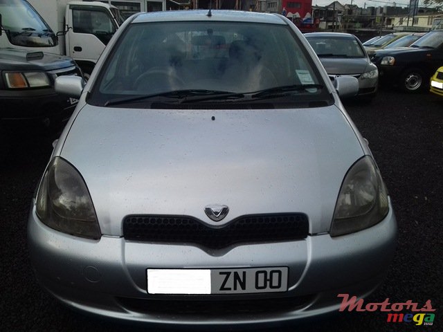 2000' Toyota Vitz photo #2