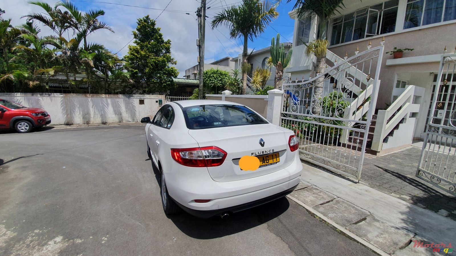 2011' Renault Fluence photo #2