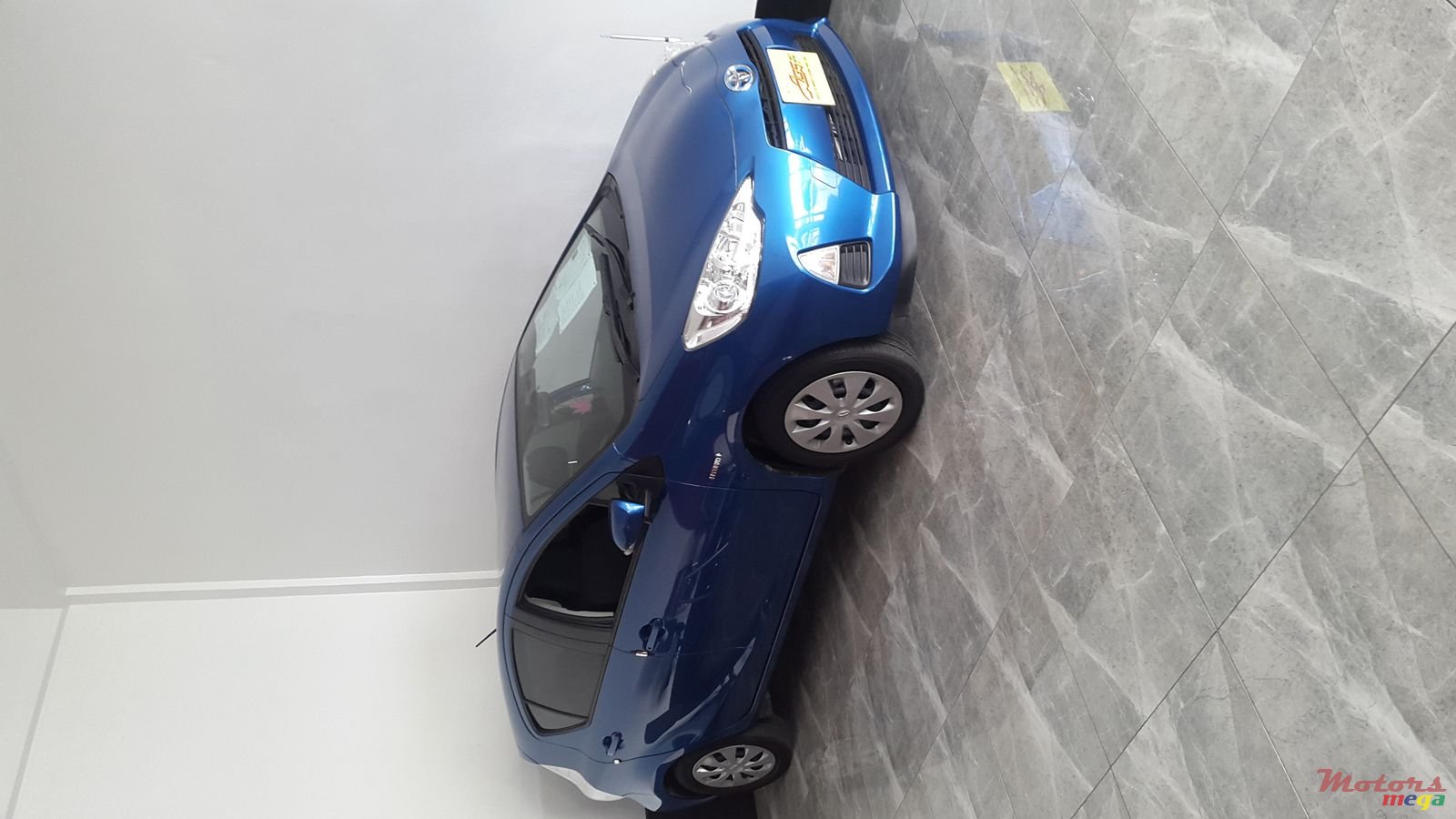 2013' Toyota Aqua photo #1