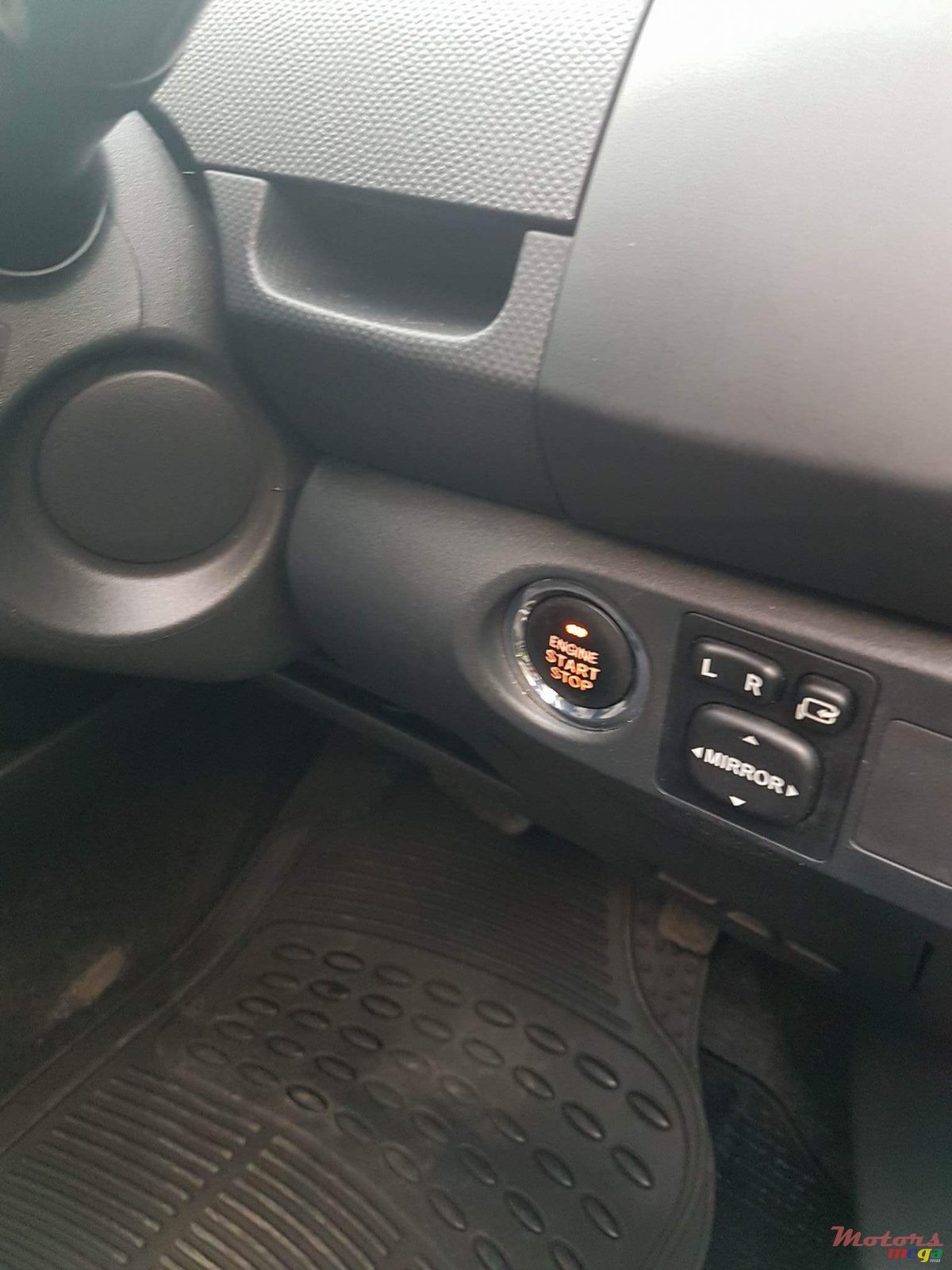 2010' Toyota Vitz photo #2