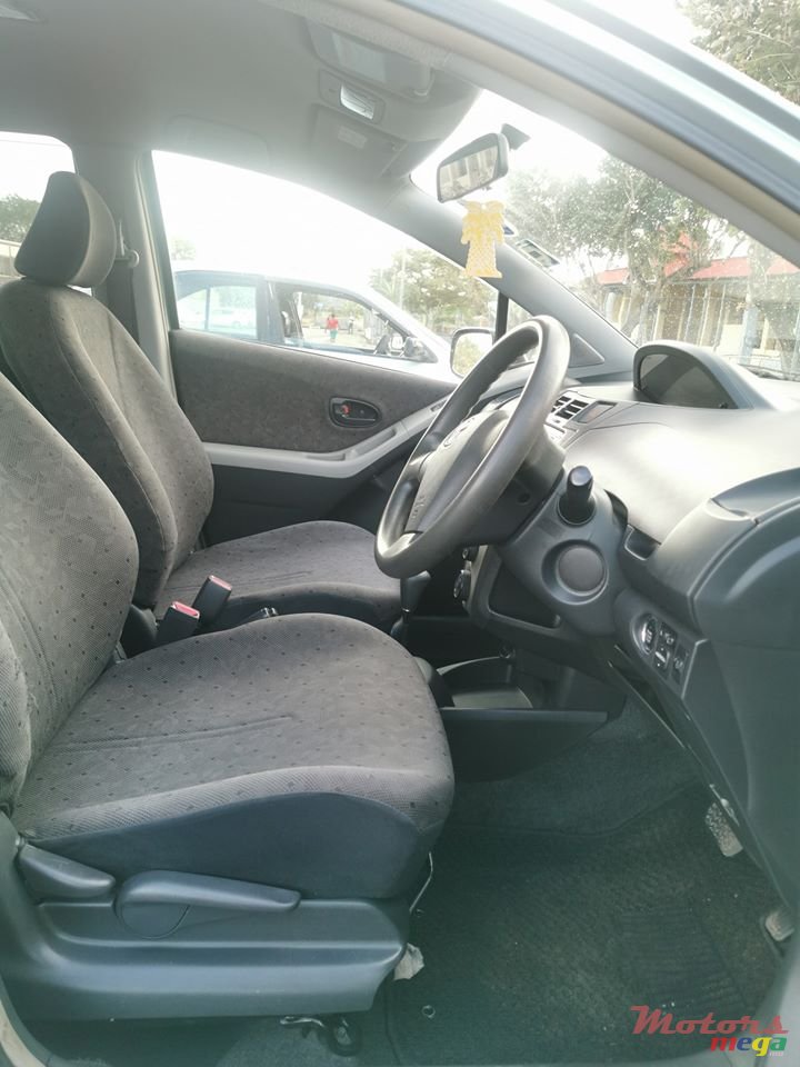 2008' Toyota Vitz photo #5