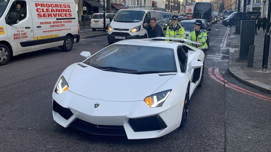 Crowd Laughs as Policewomen Push Lamborghini After Breaking Down Outside Harrods