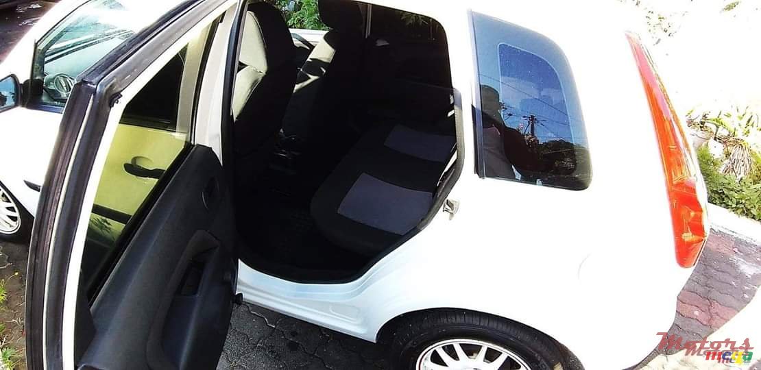 2007' Ford Fiesta photo #4