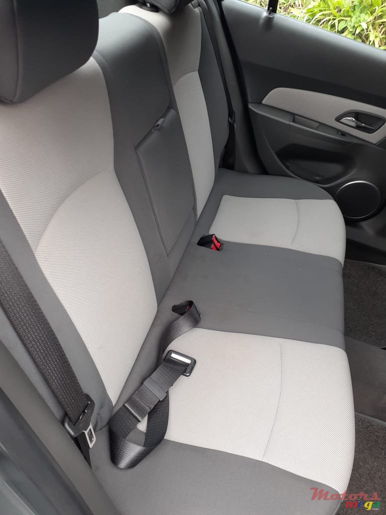 2010' Chevrolet Cruze photo #4