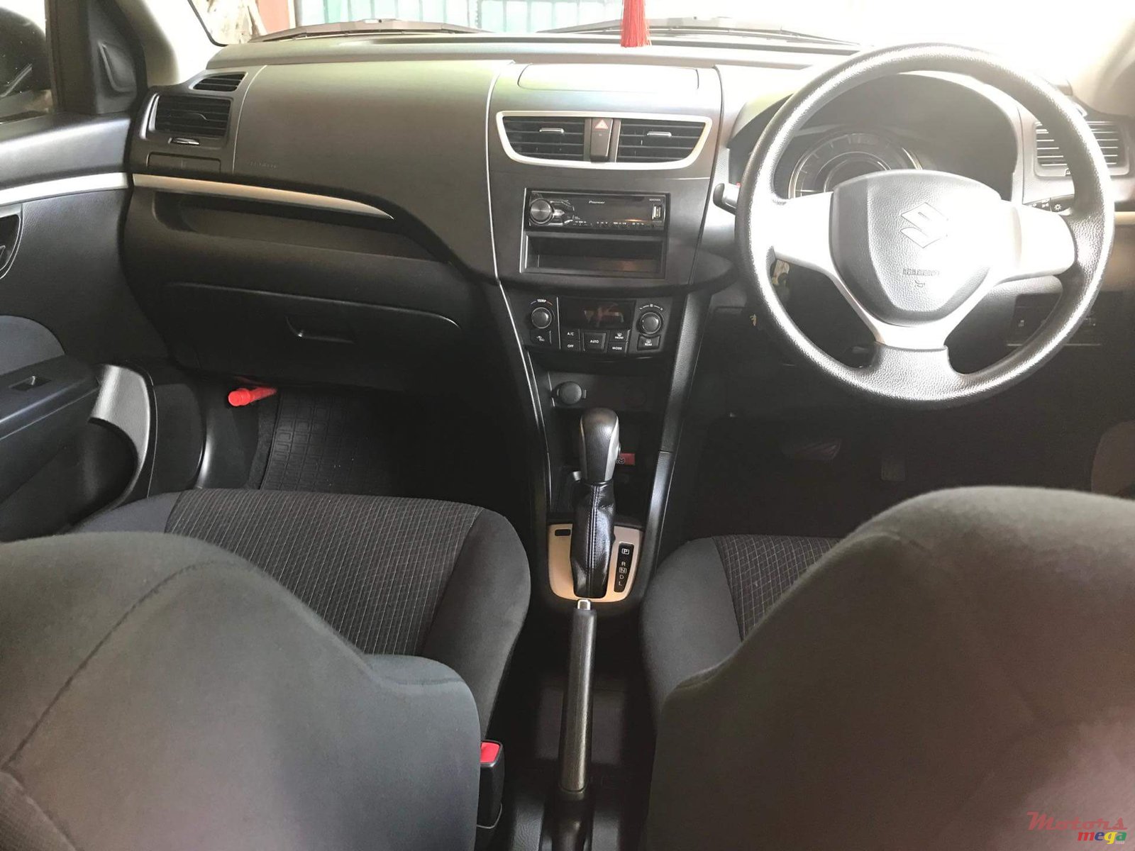 2013' Suzuki Swift photo #2