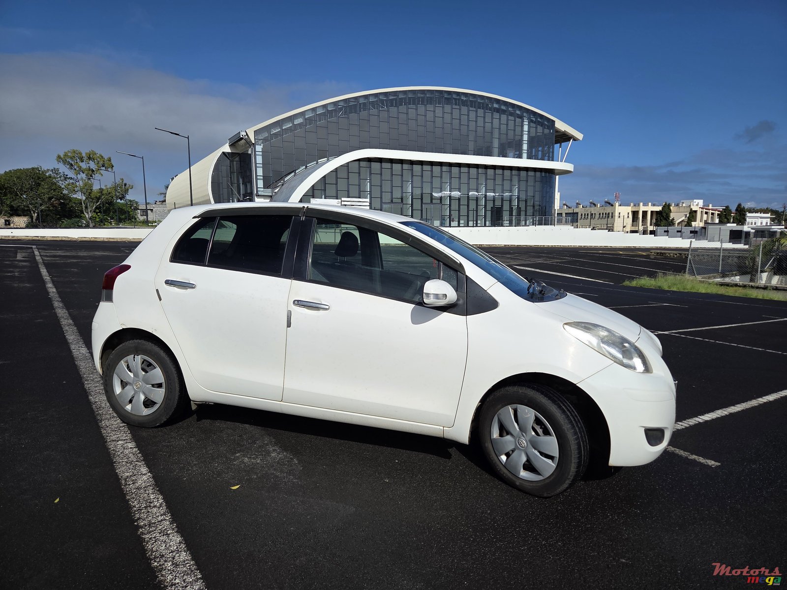 2008' Toyota Vitz photo #1