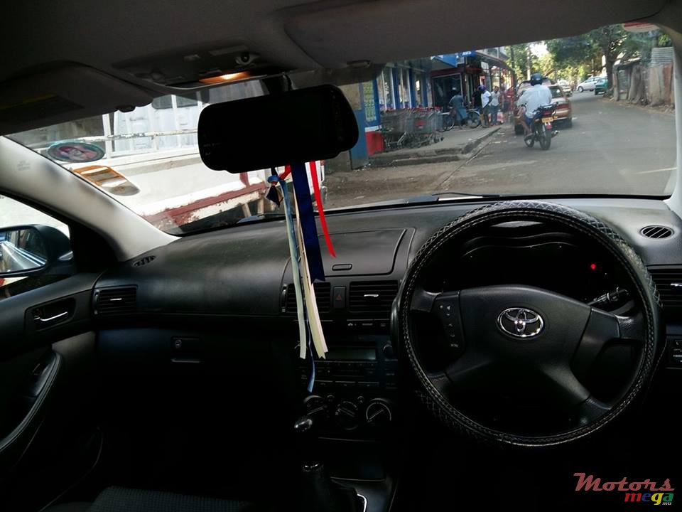 2005' Toyota Avensis photo #5