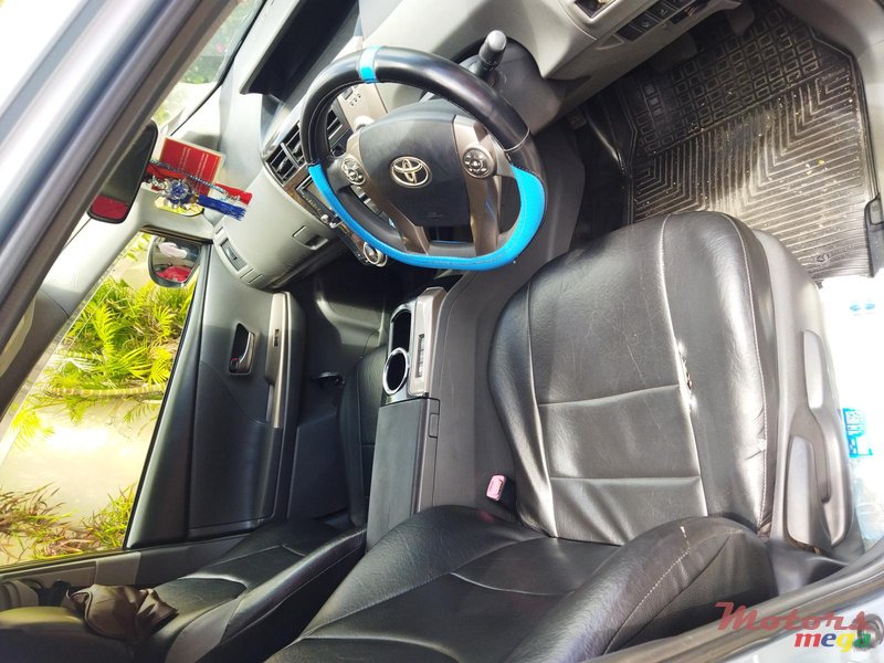 2014' Toyota Prius Hybride 7 seater photo #2