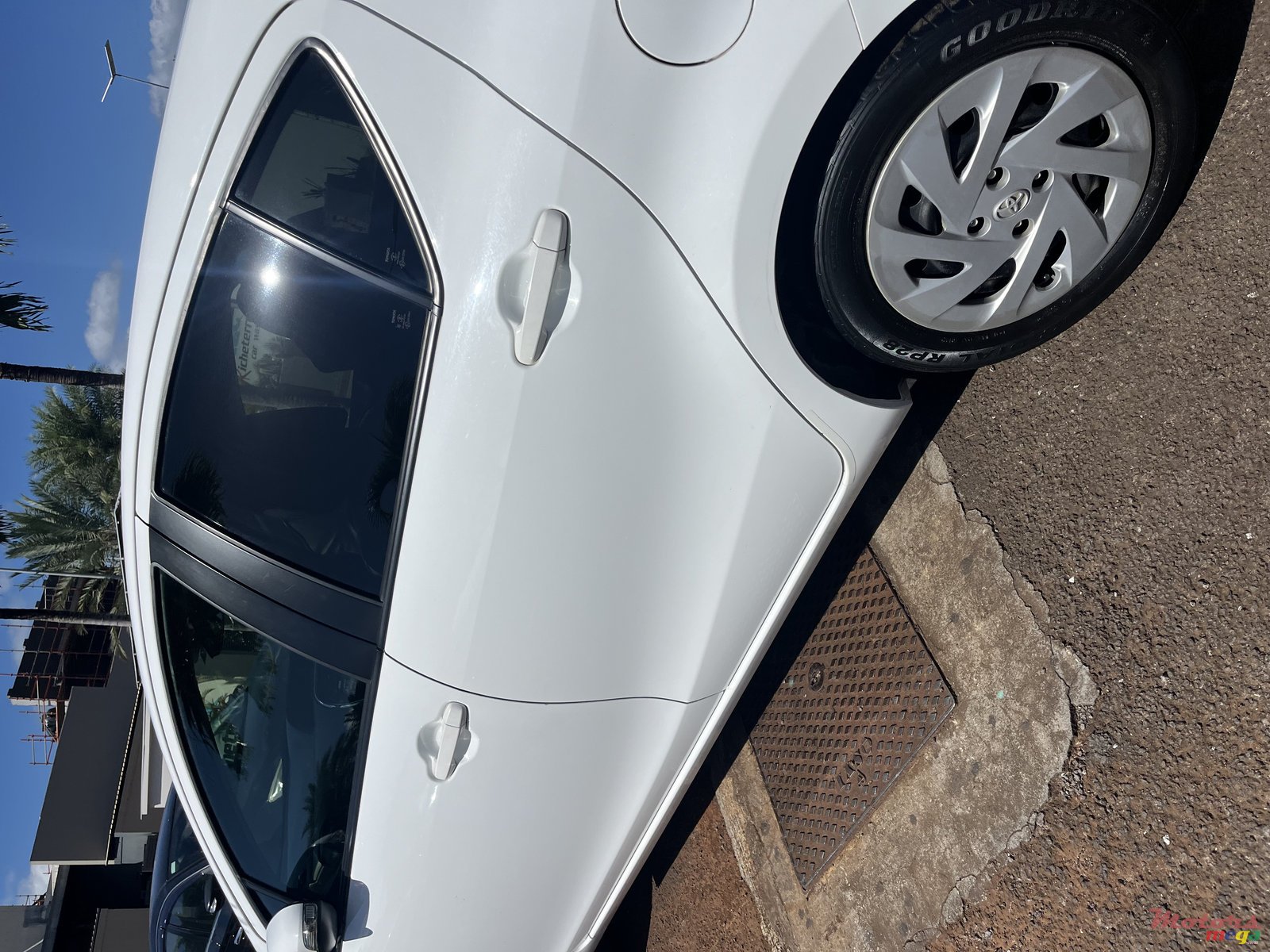 2018' Toyota Aqua Hatchback photo #2