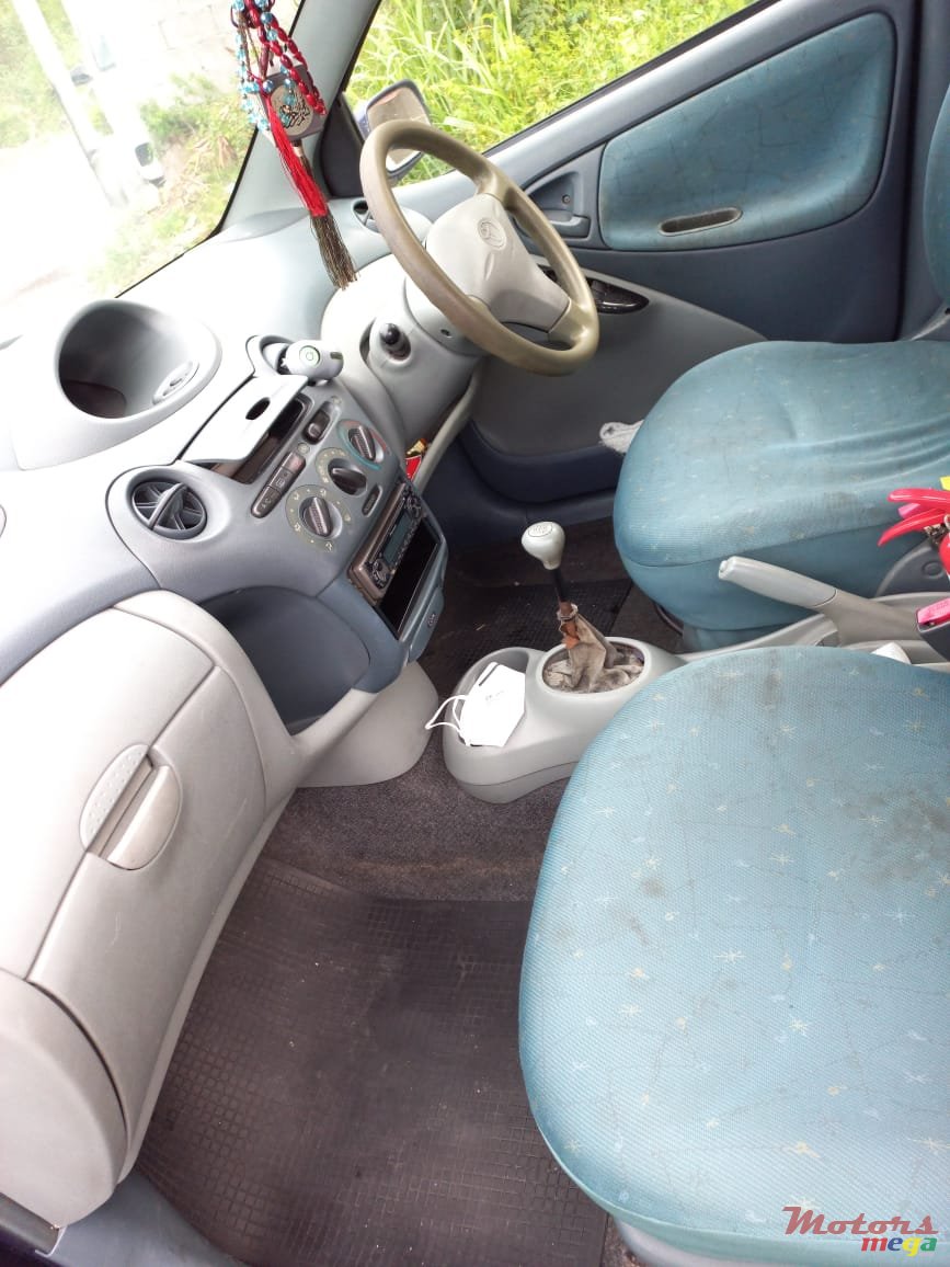 1999' Toyota Vitz photo #5