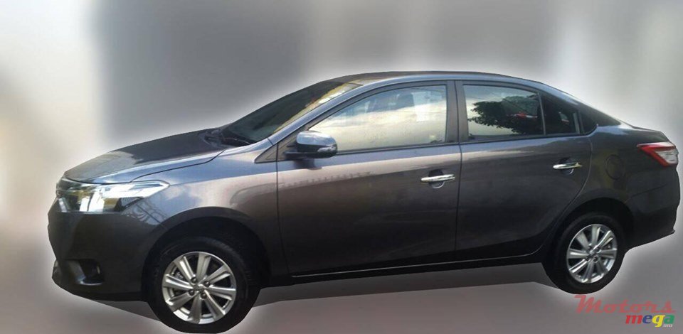 2017' Toyota Yaris photo #2