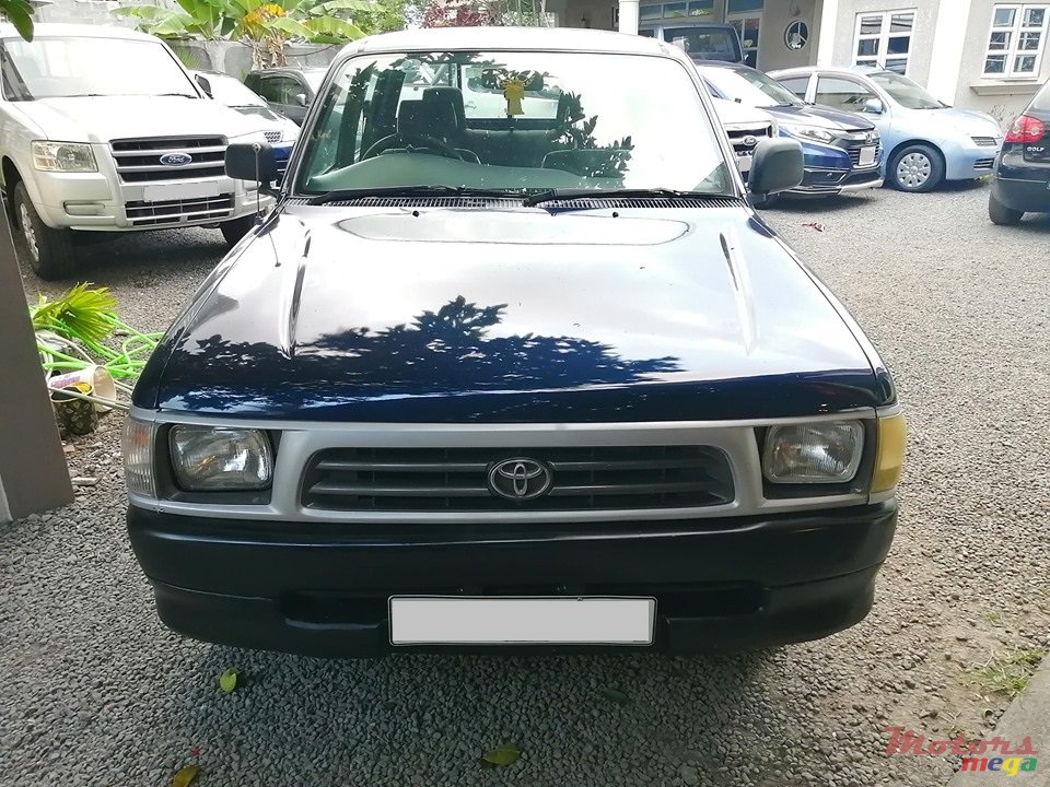 1998' Toyota Hilux photo #1