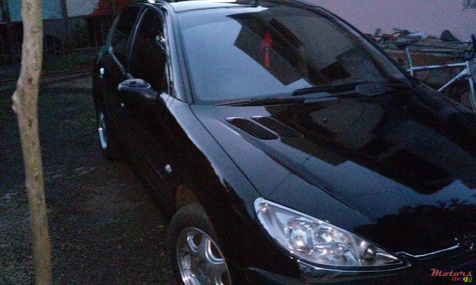 2001' Peugeot hatchback photo #1