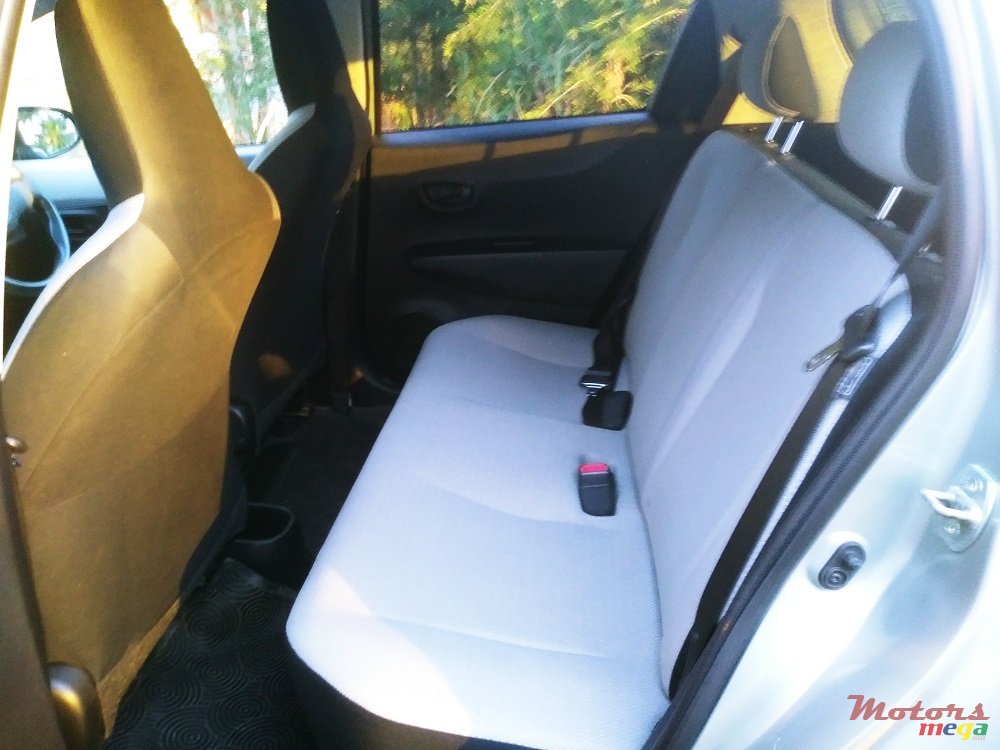 2011' Toyota Vitz 1300 photo #6