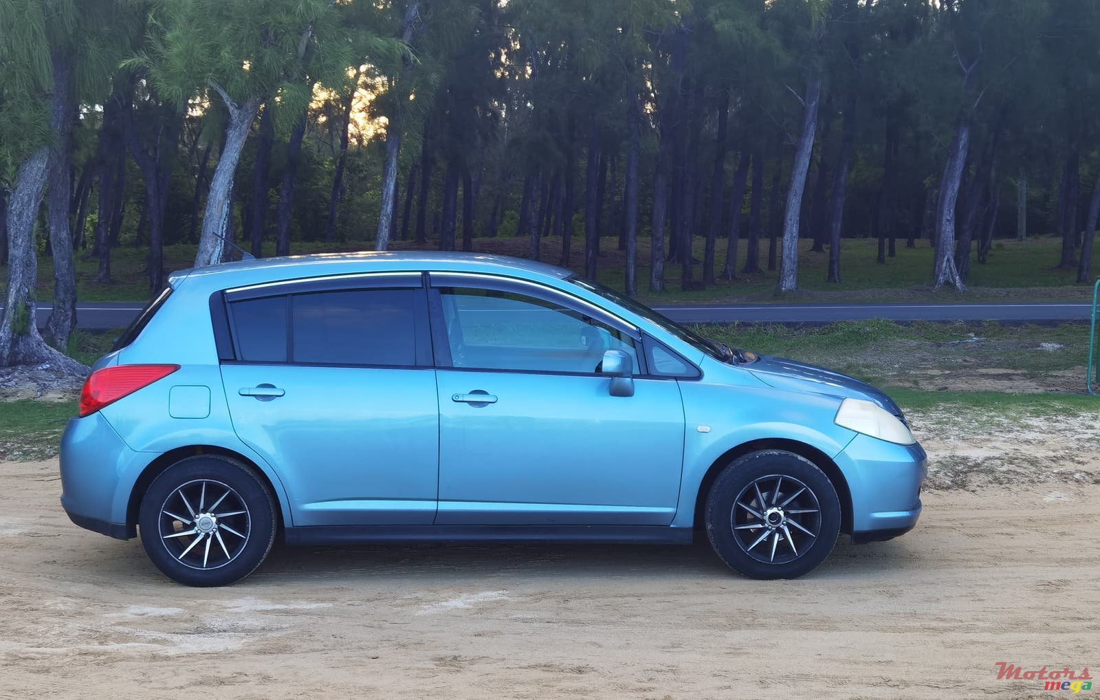 2005' Nissan Tiida photo #1