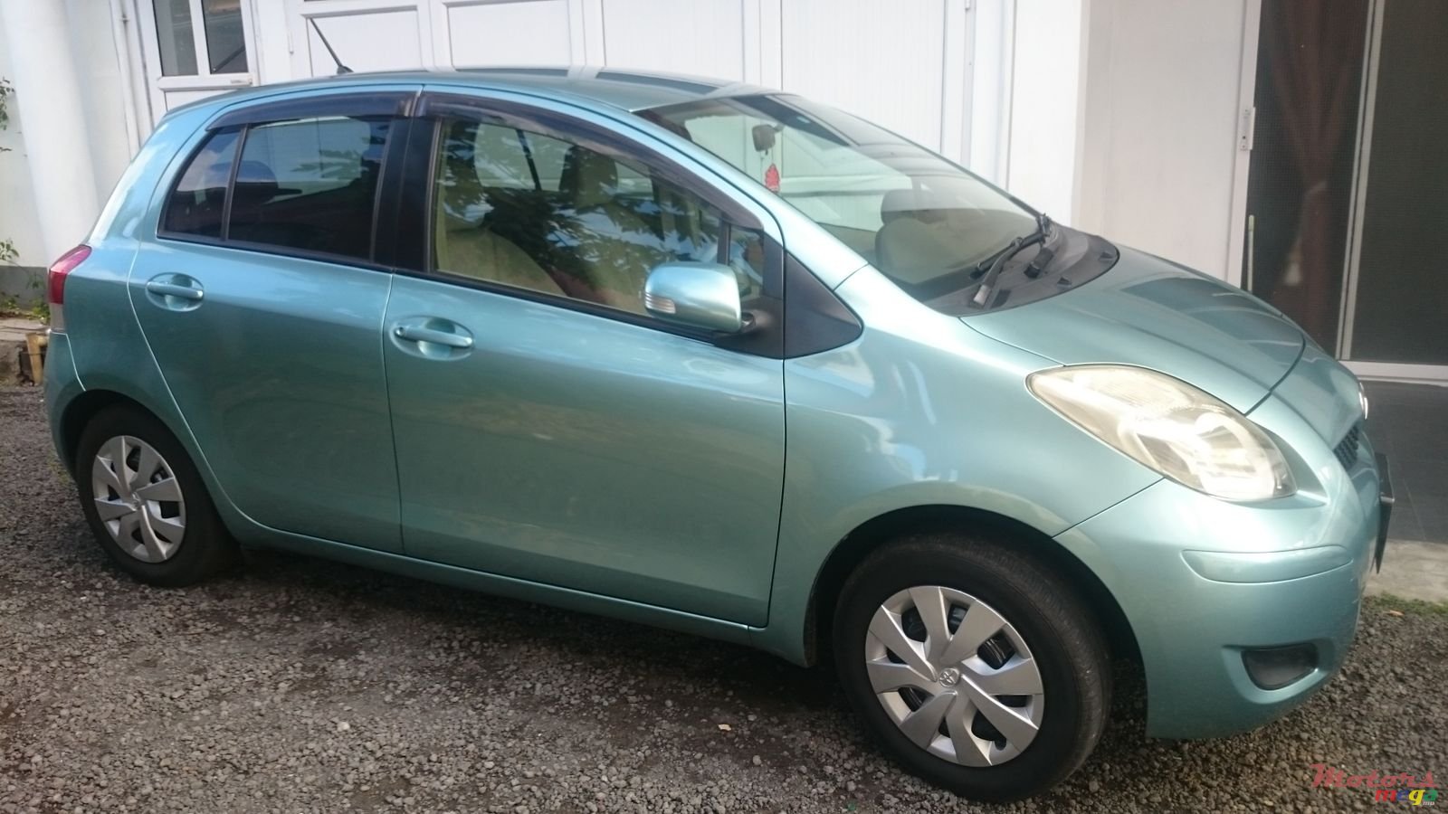 2009' Toyota Vitz photo #3