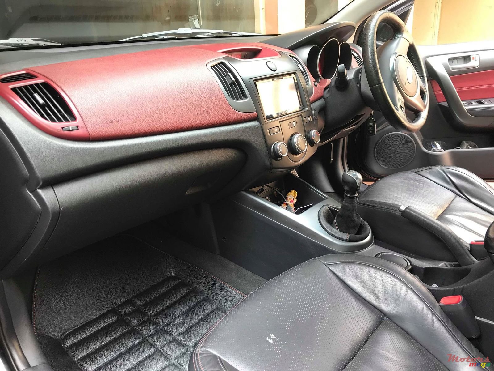 2010' Kia Koup sport photo #4