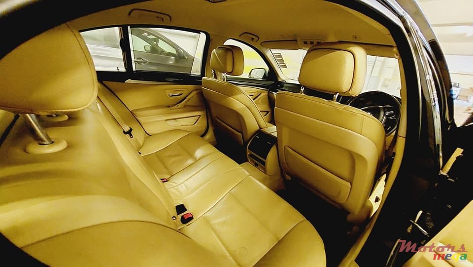 2012' BMW 520 photo #5