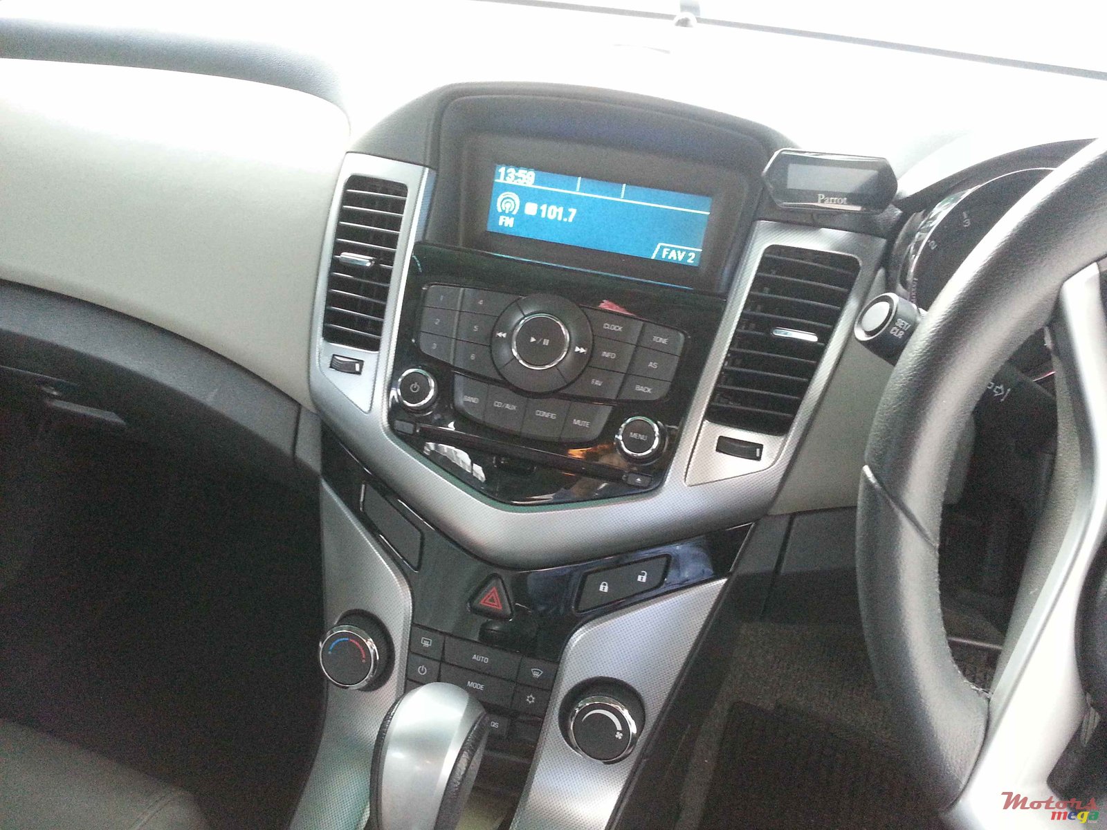 2011' Chevrolet Cruze photo #2