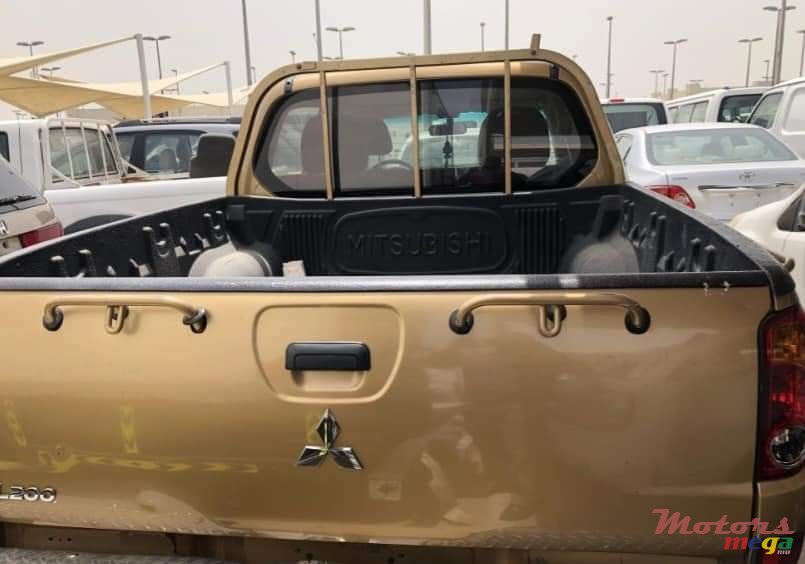 2014' Mitsubishi L200 photo #3