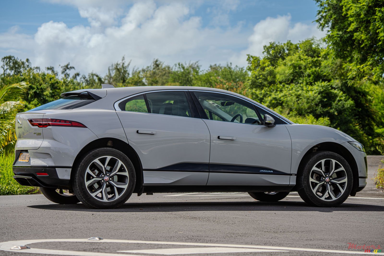 2019' Jaguar I-Pace 400 SE photo #3