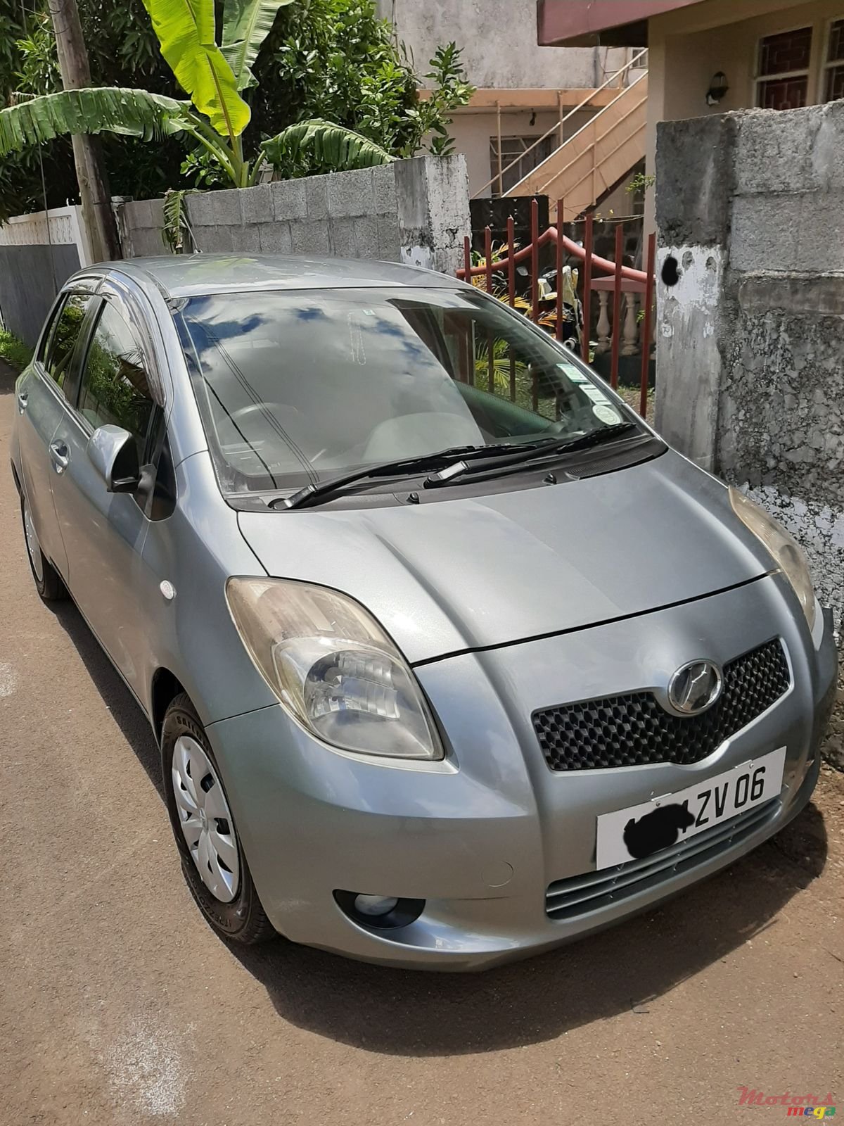 2006' Toyota Vitz photo #2