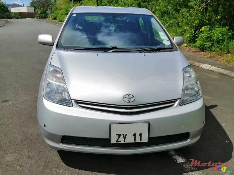 2011' Toyota Prius Plug-in Hybrid photo #1