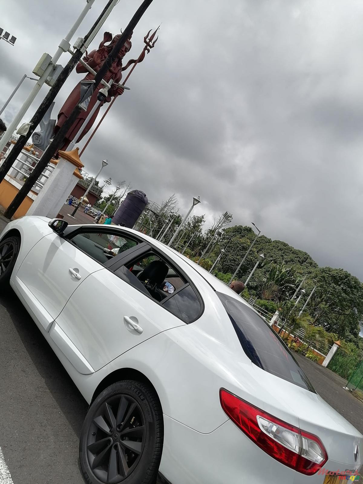 2013' Renault Fluence photo #7