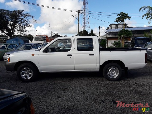 2010' Nissan Navara 2x4 photo #5