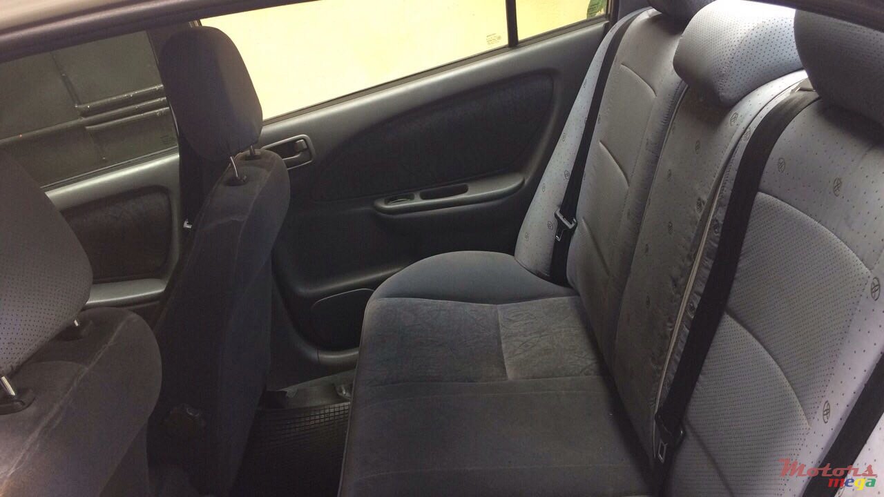 1999' Toyota Avensis photo #2