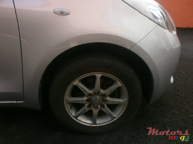 2005' Toyota Vitz photo #2