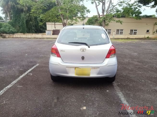 2009' Toyota Vitz photo #4