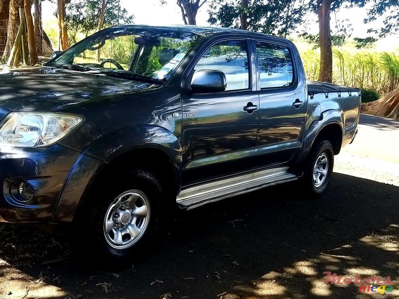 2011' Toyota Hilux any photo #2