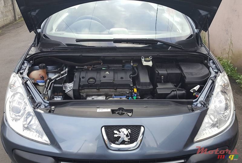 2008' Peugeot 307cc Convertible photo #4