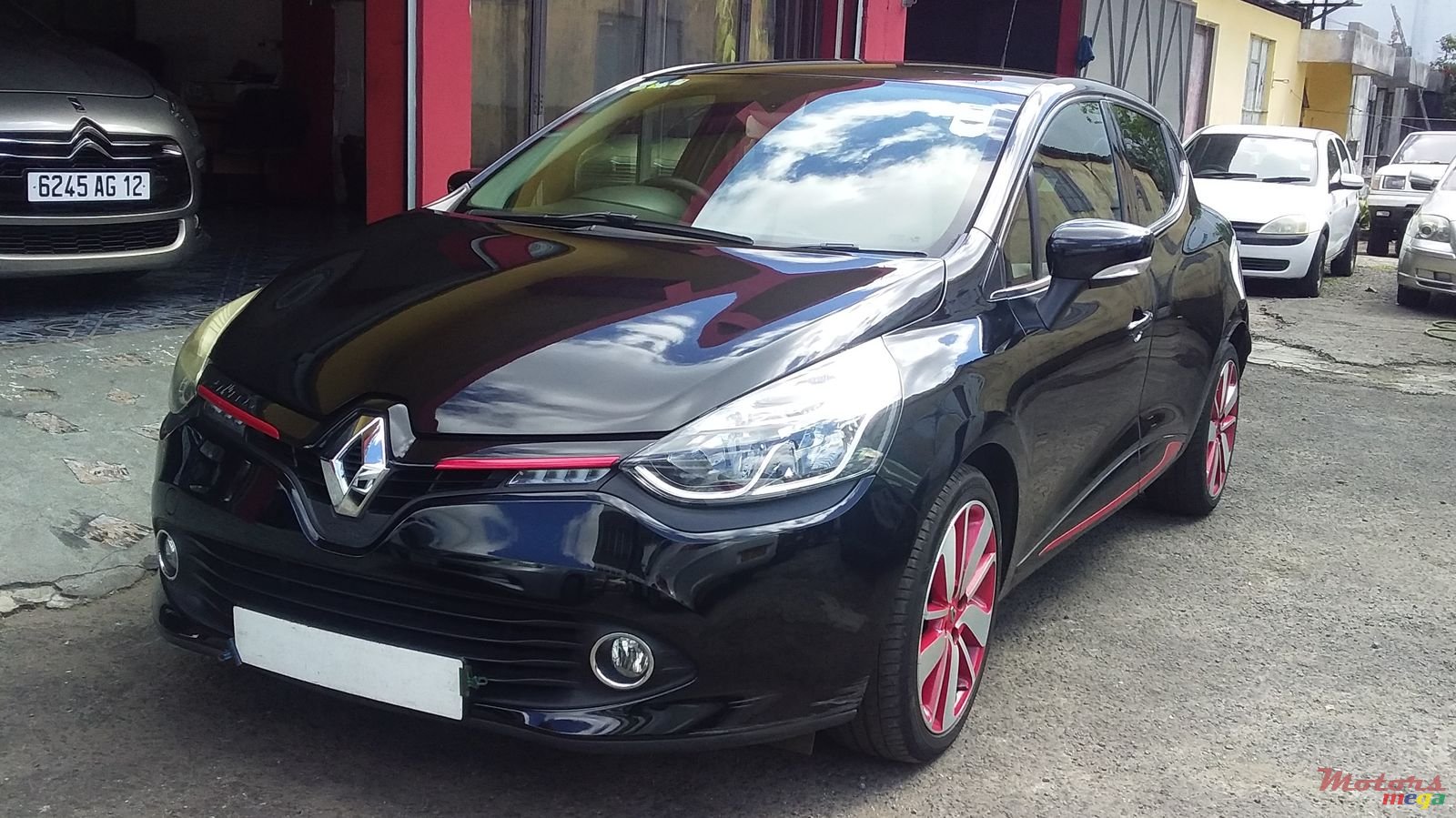 2013' Renault Clio photo #1