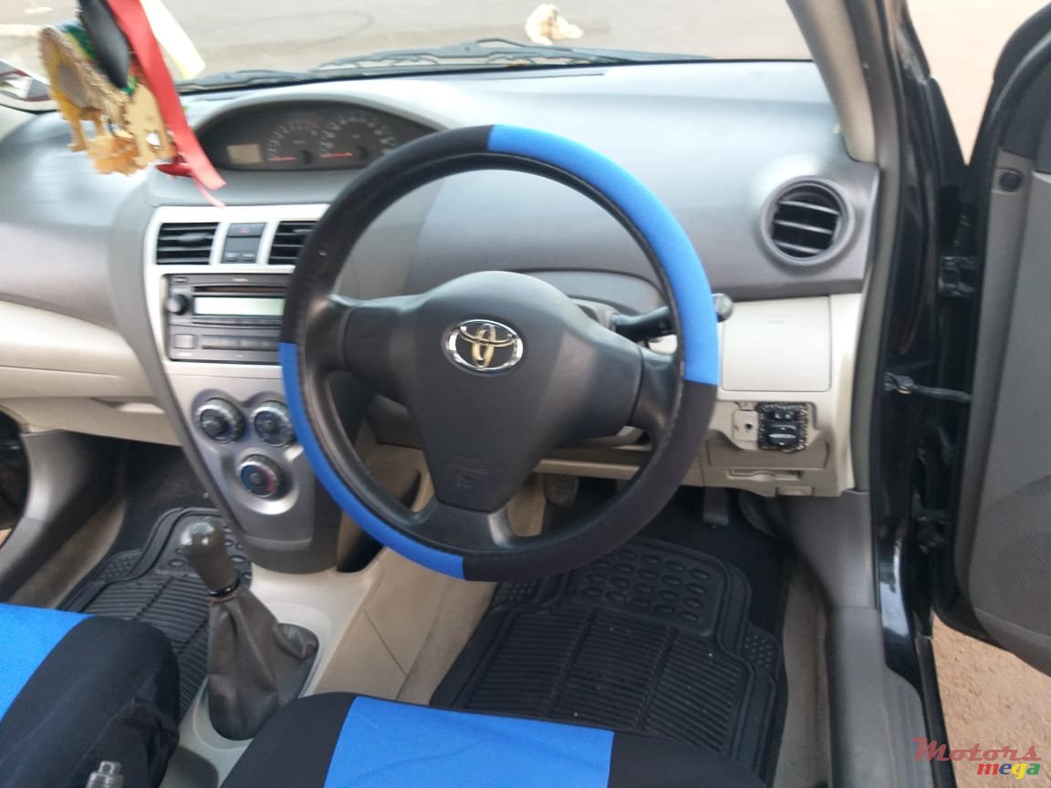 2009' Toyota Yaris photo #7