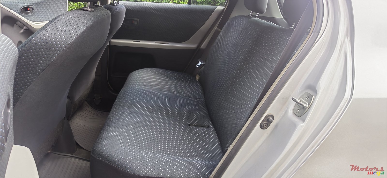 2006' Toyota Vitz photo #6